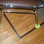 テニスボール で床の傷の軽減効果。椅子の靴下に再利用して掃除の手伝いも