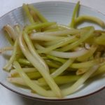 つわぶきの下処理と、かまぼことの煮物我が家のレシピ　旬の春の素材