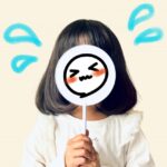 顔を隠すJKポーズの理由は？なぜ映える？男の気持ちから紐解く令和の心理